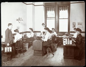 Vista interna delle donne alle macchine per dettatura presso la New York Edison Co., 55 Duane Street, New York, 1910